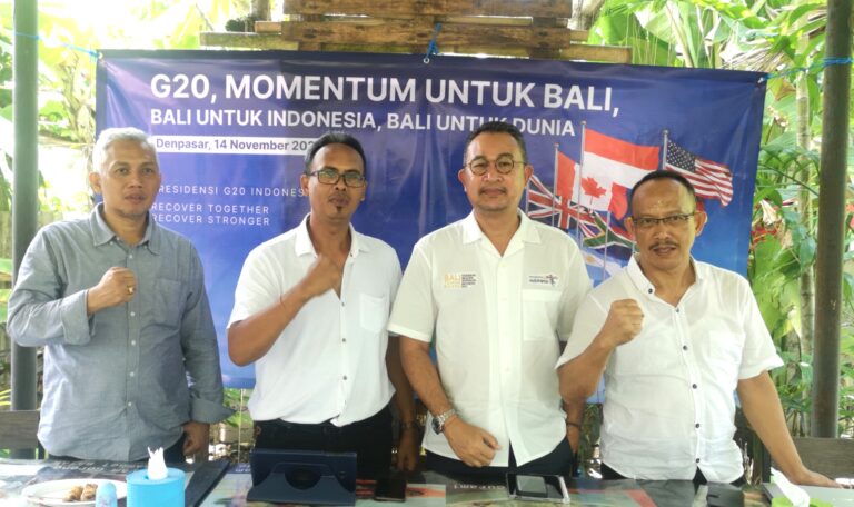 Akademisi Universitas Mahasaraswati DR I Gusti Lanang Perbawa, Ketua Lembaga Kajian dan Pengembangan (LKP) Sunari di Warung Sunari Made Sunarsa, Ketua Gabungan Industri Pariwisata Indonesia (GIPI) Bali Ida Bagus Partha Adnyana dan Ketua Paiketan Krama Bali Wayan Jondra (foto IST).