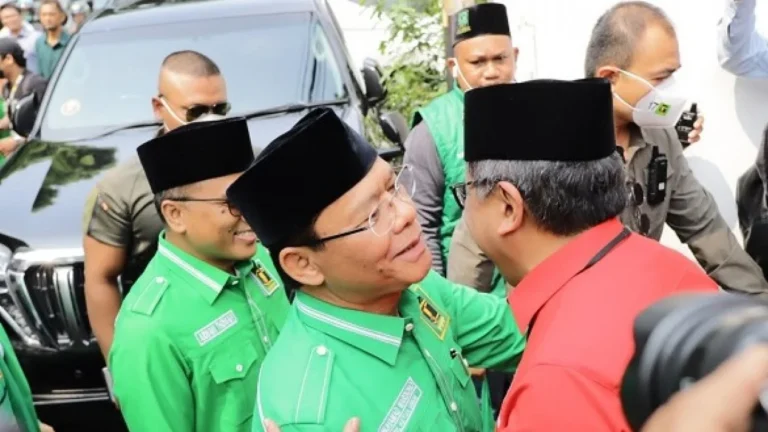644e277d81b71-sekjen-pdip-hasto-kristiyanto-menyambut-rombongan-plt-ketua-umum-ppp-mardiono-bersama-jajarannya-yang-berjalan-kaki-ke-markas-pdip-minggu-3042023_1265_711