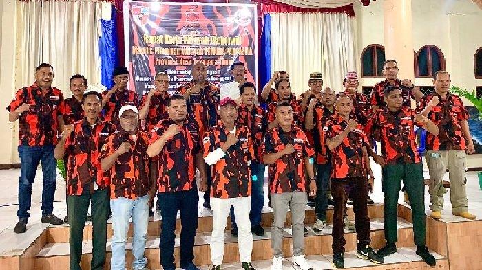 Majelis-Pimpinan-Wilayah-NTT-Ketua-Adrianus-Agal-SH-MH-pose-bersama-pengurus-PEMUDA-PANCASILA