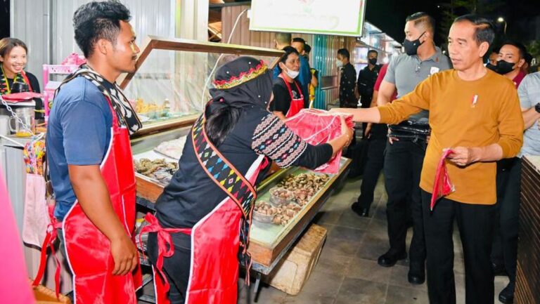 jokowi-mengunjungi-wisata-kuliner-di-labuan-bajo-jelang-ktt-asean-ke-42-foto-laily-rachev-biro-pers-sekretariat-presiden_169