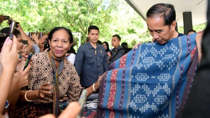 presiden-jokowi-melihat-sarung-tenun-saat-liburan-di-labuan-bajo-ntt