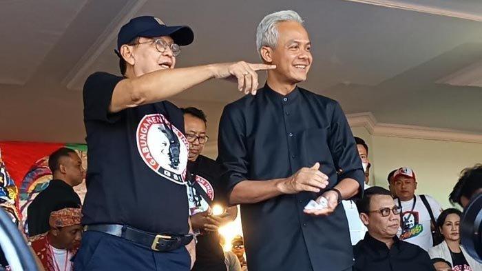 Ganjar-Pranowo-bersama-Roy-Marten-saat-tiba-di-Stadion-Gelora-Delta-Sidoarjo