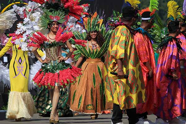 Peserta menampilkan busana kreasi mereka dalam Papua Street Carnival di Jayapura, Papua, Jumat (7/7/2023).