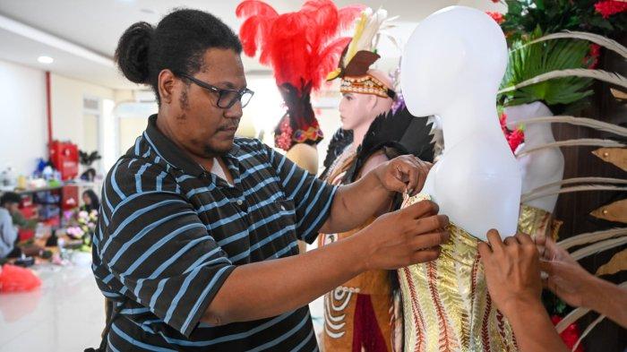 Pemuda-PYCH-mempersiapkan-kostum-yang-akan-dikenakan-pada-Papua-Street-Carnival