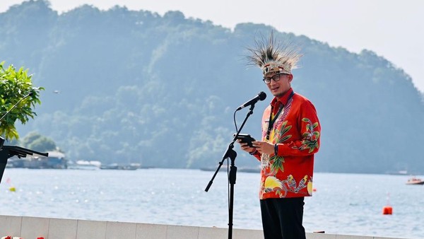 menparekraf-sandiaga-uno-saat-memberikan-sambutan-pada-pembukaanpapua-street-carnival_169