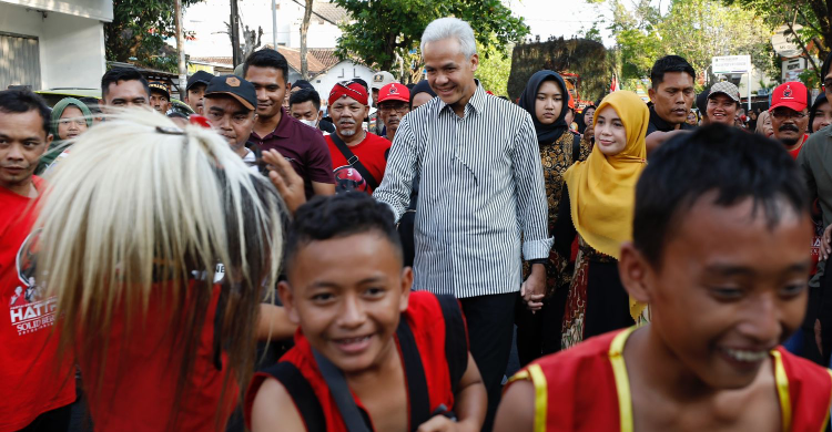 meriah-ribuan-warga-hingga-kesenian-reog-sambut-kehadiran-ganjar-di-ngawi_180092