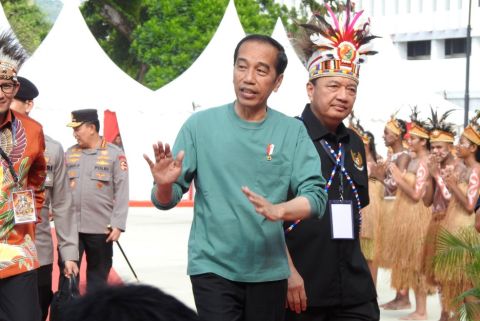 momen-presiden-jokowi-buka-papua-street-carnival-ditemani-kepala-bin-wqx