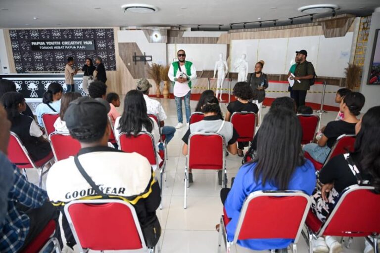 peserta-mengikuti-audisi-bernyanyi-yang-merupakan-bagian-dari-pra-event_230704065643-670