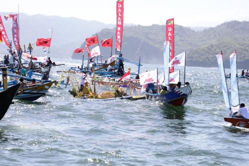 relawan-des-ganjar-ramaikan-tradisi-petik-laut-larungan-di-kabupaten-malang-7Q5pT45N6k