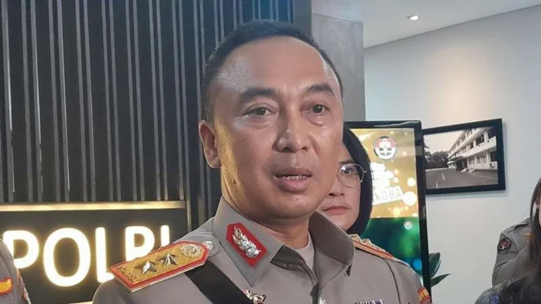 64291d7687106-kepala-divisi-humas-polri-irjen-pol-sandi-nugroho_1265_711