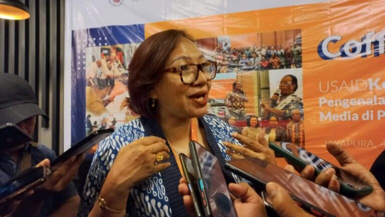 Direktur-Proyek-Usaid-Kolaborasi-Caroline-Tupamahu-saat-diwawancara-e1667813994967