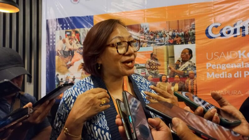 Direktur-Proyek-Usaid-Kolaborasi-Caroline-Tupamahu-saat-diwawancara-e1667813994967