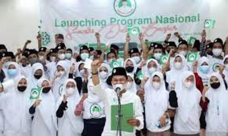 berita_RatusanKyaidanSantriCirebonDukungGanjarsebagaiPresiden2024
