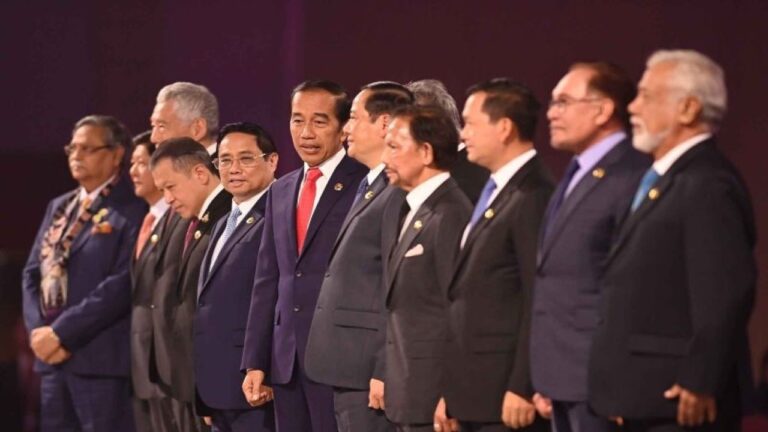 jokowi-minta-asean-lebih-kompak-berani-dan-gesit-1693889159-09-2023
