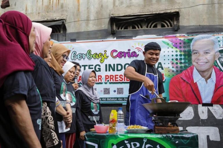 komunitas-warung-tegal-kowarteg-indonesia-menggelar-demo-masak-yang_230512041107-242 (1)