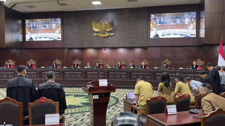 085732300_1697429106-sidang_MK_2