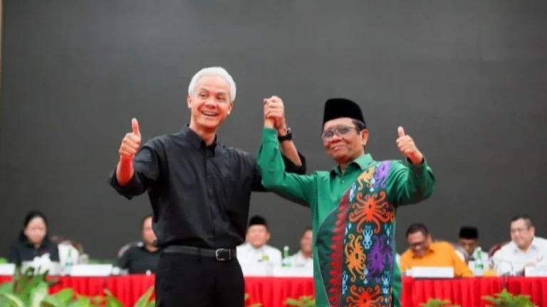 652f5aea6201f-ganjar-pranowo-dan-mahfud-md-saat-deklarasi-capres-dan-cawapres-di-kantor-dpp-pdip-jakarta-rabu-18102023_1265_711