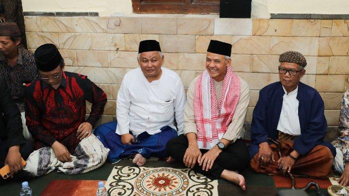 Kiai-Muhammad-Faqih-Jauhar-nampak-tersenyum-semringah-saaT