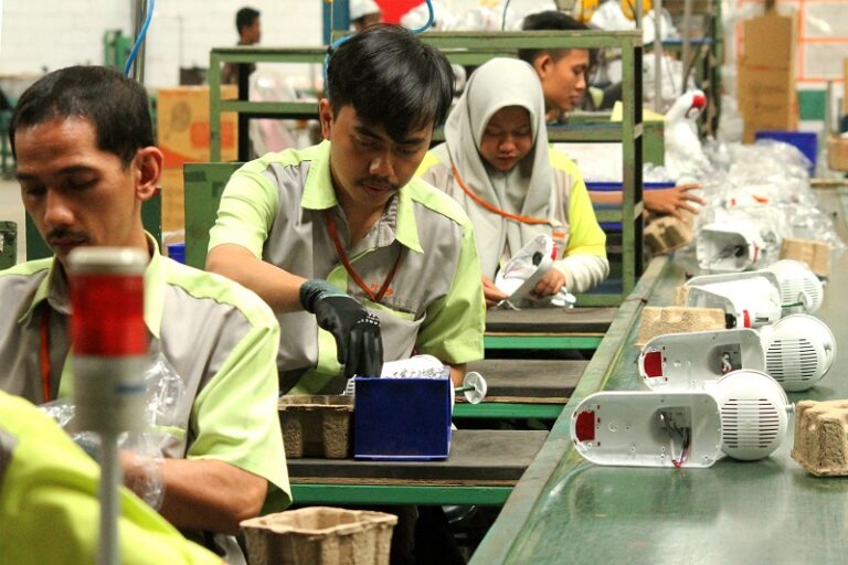 Pekerja menyelesaikan produksi kipas angin di pabrik peralatan elektronik rumah tangga PT Selaras Citra Nusantara Perkasa (SCNP), di Cileungsi, Jawa Barat, Kamis (10/10/2019).