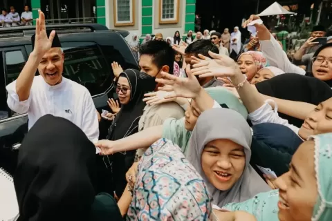 berkunjung-ke-pesantren-di-ciamis-ganjar-pranowo-didoakan-ulama-dan-ribuan-santri-soz