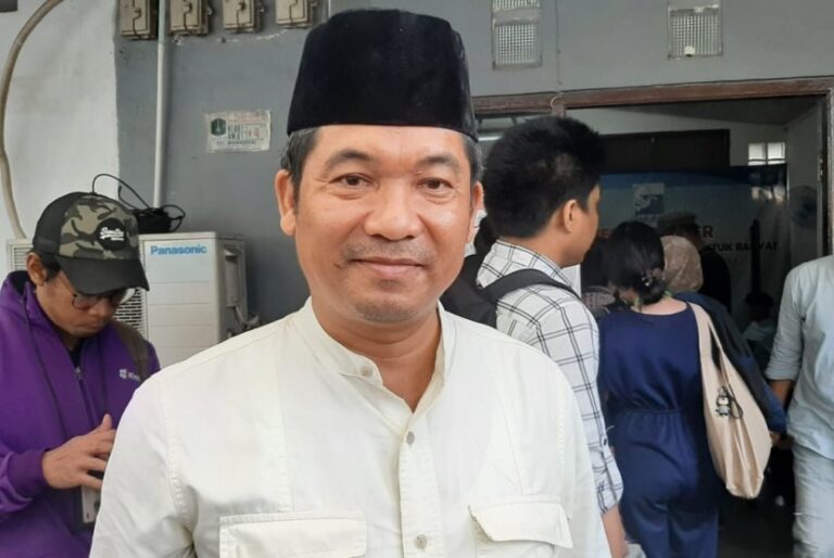 direktur-lingkar-madani-indonesia-ray-rangkuti-saat-diwawancarai-wartawan-_200111165153-698