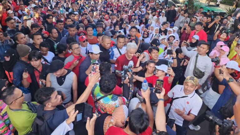 ganjar-diteriaki-presiden-saat-lari-pagi-di-gasibu-bandung-SjhyY5dUr3