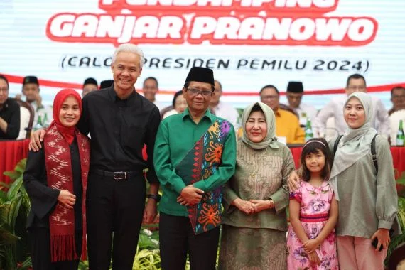 ganjar-pranowo-dan-istri-siti-atikoh-serta-mahfud-md-bersama-kcau