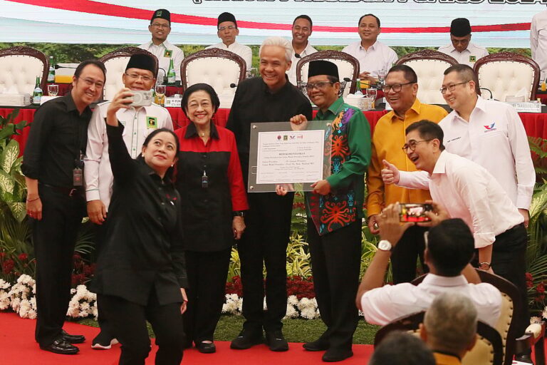 ketua-pdi-perjuangan-megawati-soekarnoputri-bersama-ketua-pp-ypwk