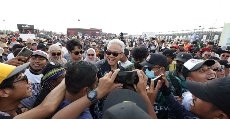 nonton-motogp-di-tribun-sirkuit-mandalika-ganjar-bikin-heboh-dan-jadi-pusat-perhatian-penonton_192679