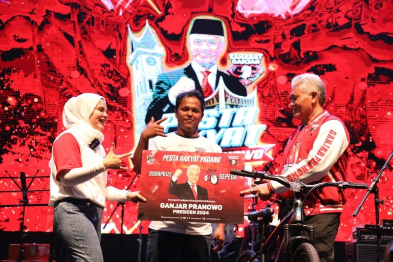 pesta-rakyat-ganjar-pranowo-di-kota-padang-curi-perhatian-warga-1