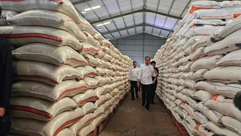 presiden-joko-widodo-melakukan-tinjauan-ke-gudang-perum-bulog-di-dramaga-kabupaten-bogor-jawa-barat-senin-1192023-5_169