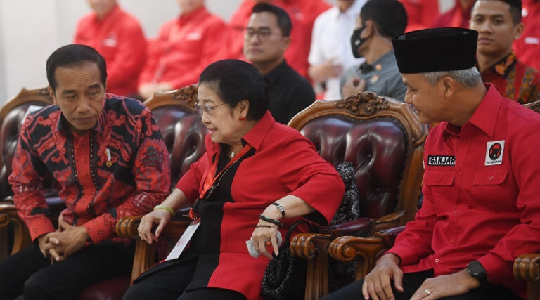 _var_www_html_new_kbrid2018_layouts_uploads_thumb_Presiden Jokowi, Ketum Megawati Sukarnoputri dan Capres Ganjar Pranowo saat Rakernas PDIP di Jakarta, Selasa (060623). (Antara-Akbar Nugroho)_810x450