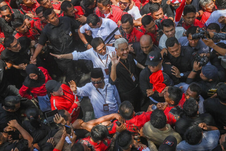 antarafoto-ganjar-mahfud-daftar-pilpres-di-kpu-191023-app-6-1