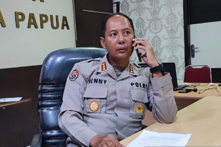 kabid-humas-polda-papua-kombes-ignatius-benny-adi-prabowo-an-k0ou