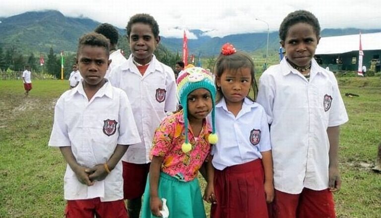 jempol-pemerintah-akan-wujudkan-sekolah-asrama-di-papua-FI88vhrbzP