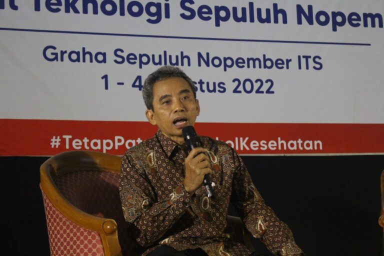 Irjen-Pol-Purn-Ir-Hamli-ME-saat-memaparkan-materinya-mengenai-wawasan-kebangsaan-kepada-para-mahasiswa-baru-di-Graha-Sepuluh-Nopember-ITS (3)