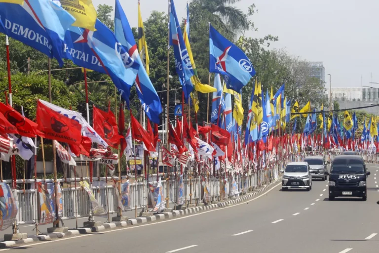 Jalur-Sepeda-Dipasangi-Bendera-Partai-Dery-Ridwansah-4JPG-1721801525