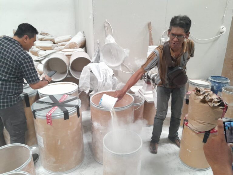 pabrik-pil-koplo-di-sebuah-gudang-kawasan-industri-candi-gat-6fzi