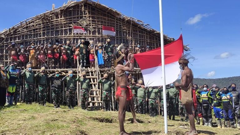 pengibaran-bendera-merah-putih-di-pegunungan-arfak-papua_169