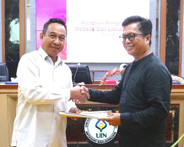 Pimred-Bpost-Group-Muhammad-Royan-Naimi-S.Hut_.-kanan-saat-menerima-piagam-penghargaan-Foto-PPL-Muhammad-Fikri-Fadhil-scaled-1536x1229