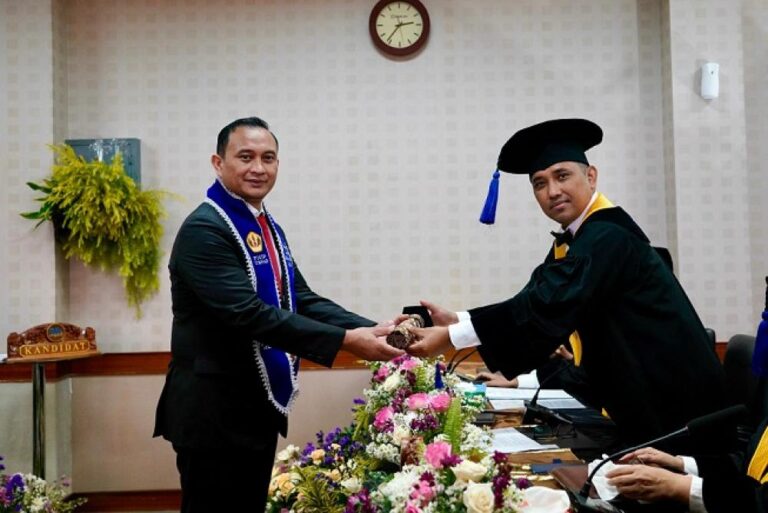 berita_LulusCumlaude,KombesPolYadeSetiawanUjungRaihGelarDoktordiUnivPadjadjaran