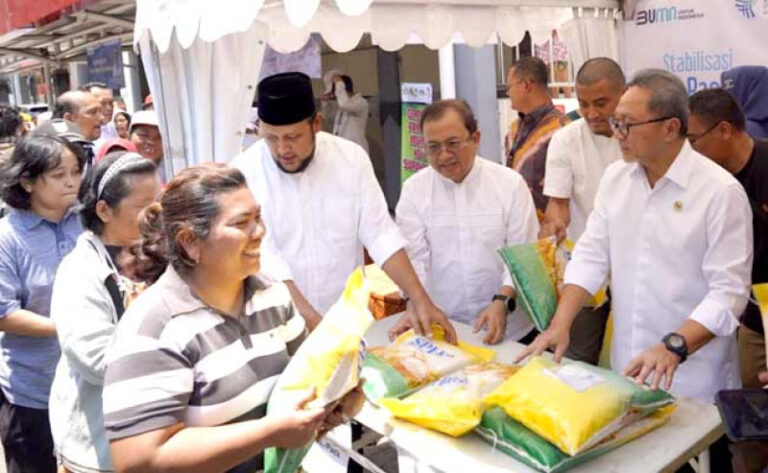 mendag-zulkifli-hasan-jamin-beras-tersedia-dan-harga-terjangkau-saat-pimpin-operasi-pasar-di-surakarta
