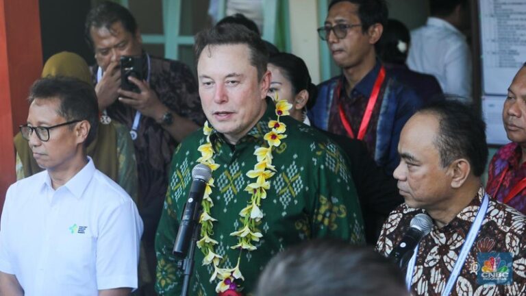 pengusaha-teknologi-asal-amerika-serikat-as-elon-musk-saat-mengunjungi-puskesmas-pembantu-pustu-sumerta-kelod-di-denpasar-bali-1_169
