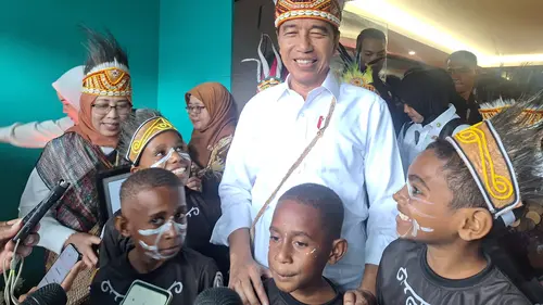 027715900_1721701010-Jokowi_papua_1