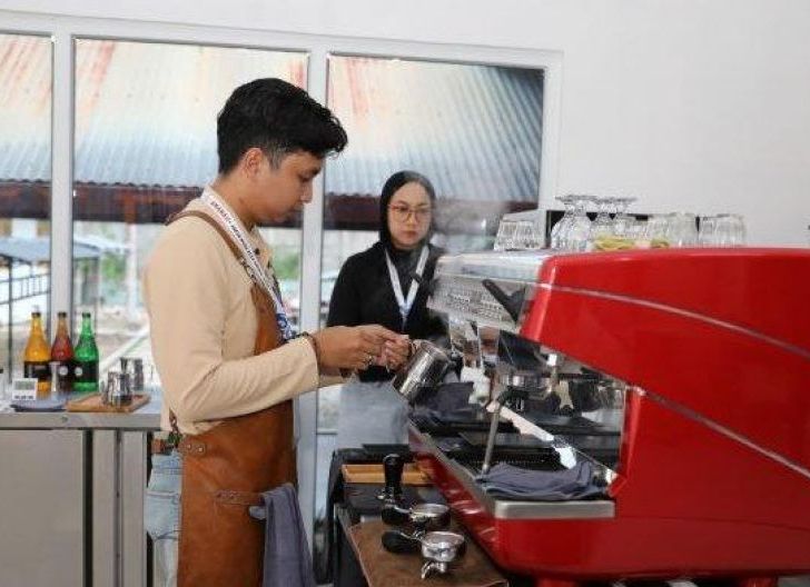 1721706504_dukung_perkembangan_industri_kopi_lokal_amanah_gelar_pertandingan_barista