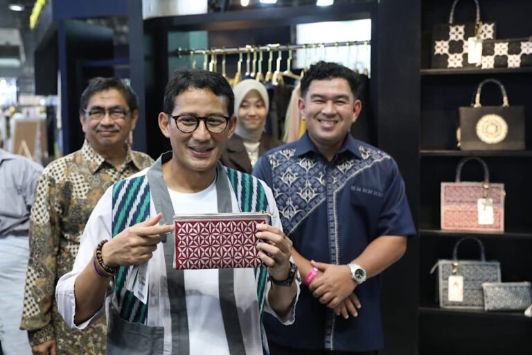 menparekraf-sandiaga-uno-saat-meninjau-both-amanah-pada-muff-x8hk