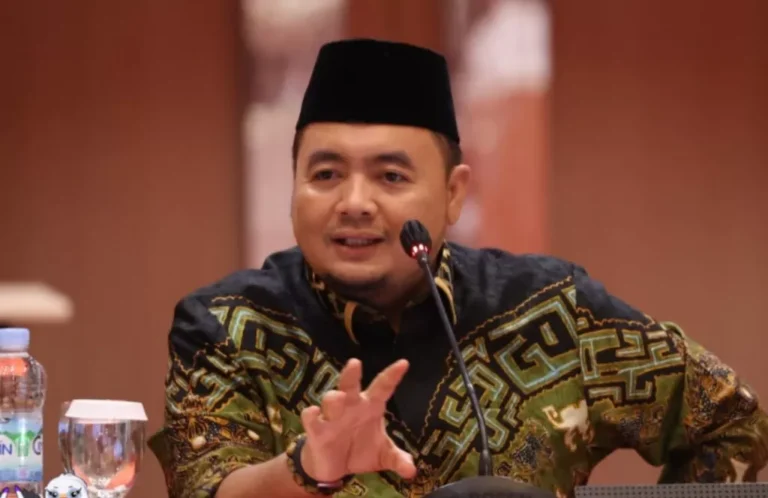 rapat-pleno-kpu-ri-afifuddin-resmi-ditunjuk-jadi-ketua-defenitif-gantikan-hasyim-asyari_uprpXwqn0B-1519802740