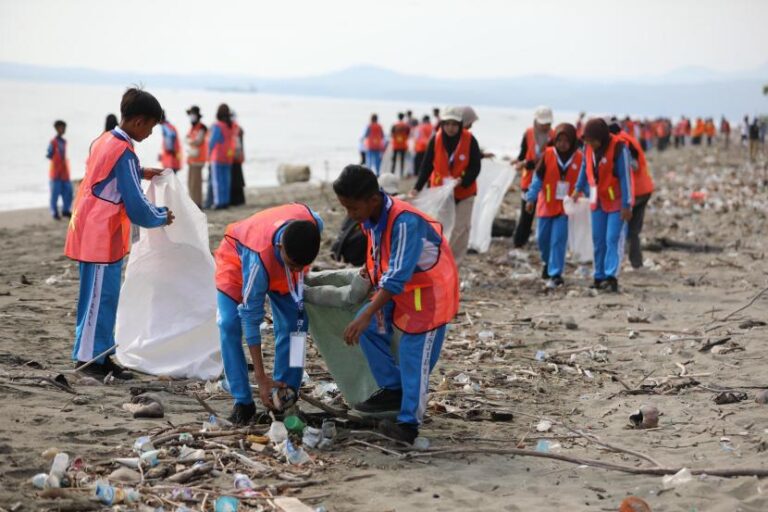 ratusan-warga-berpartisipasi-dalam-kegiatan-bersih-bersih-pantai-ladong-di_240805082900-457