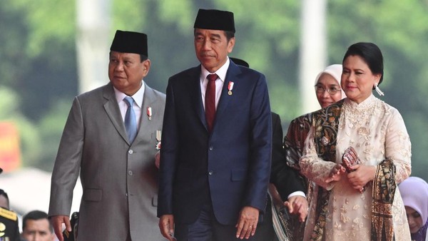 potret-jokowi-menyapa-warga-saat-hut-tni-di-monas_169