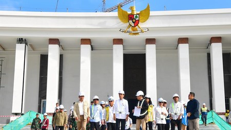 presiden-joko-widodo-meninjau-lokasi-lapangan-upacara-hut-ke-79-kemerdekaan-ri-ikn-rabu-562024-1_169